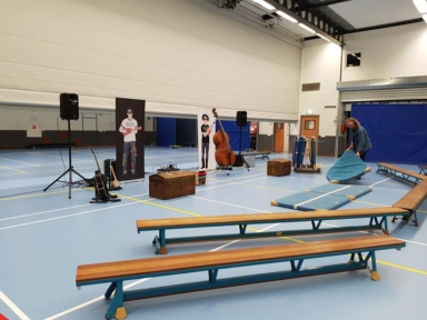 schoolvoorstelling in een gymzaal