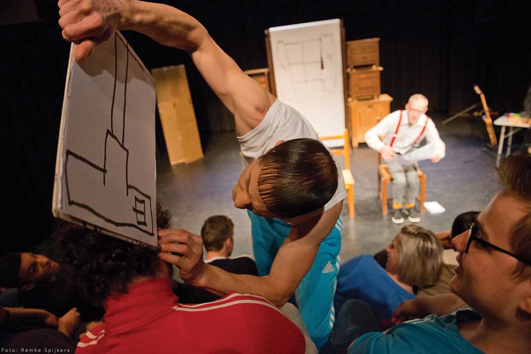 Bliep Bliep een jeugdtheater voorstelling van theatergroep Dender. Zij maken cartoontheater, een mix van fysiek theater, live tekeningen en live muziek