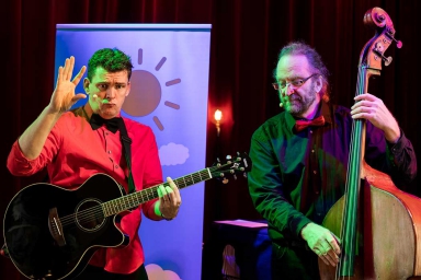 Na aperij een muzikale jeugdtheater voorstelling van Jeroen Schipper