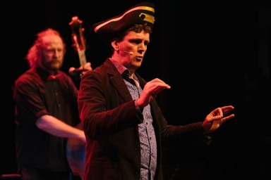 Operapiraat een jeugdtheater voorstelling van Jeroen Schipper o.a. bekend van 123Zing