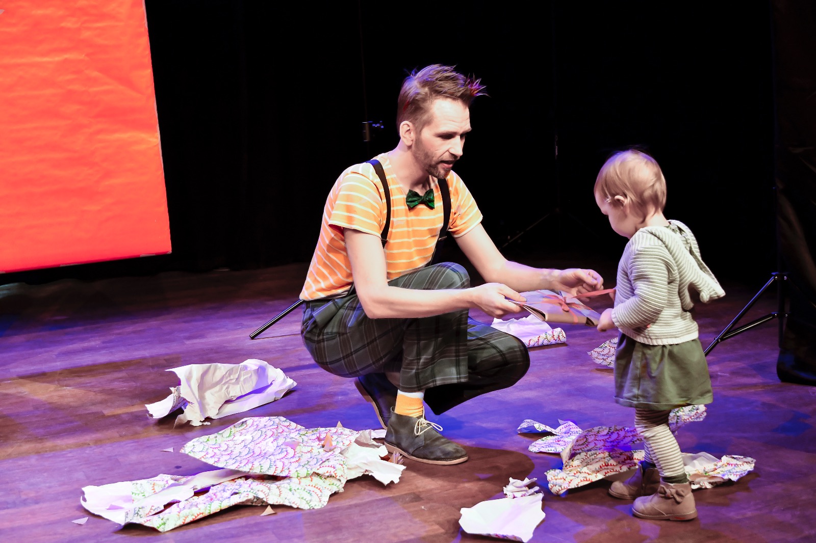 Pakkepapier een jeugdtheater voorstelling voor de aller kleinste van Efrem Stein