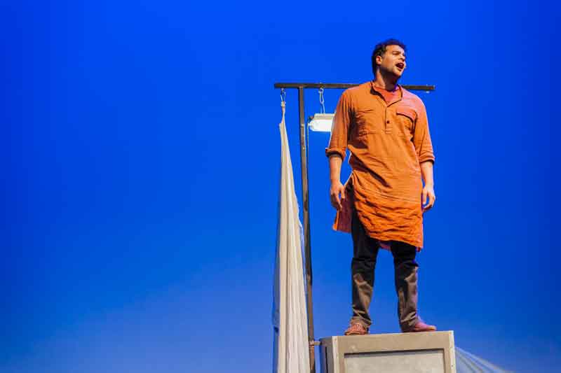 Amro Kasr met de voorstelling Romeo is op Julia & Layla op Manjun van Witte Raaf. Jeugdtheater geschikt voor cultuureducatie.
