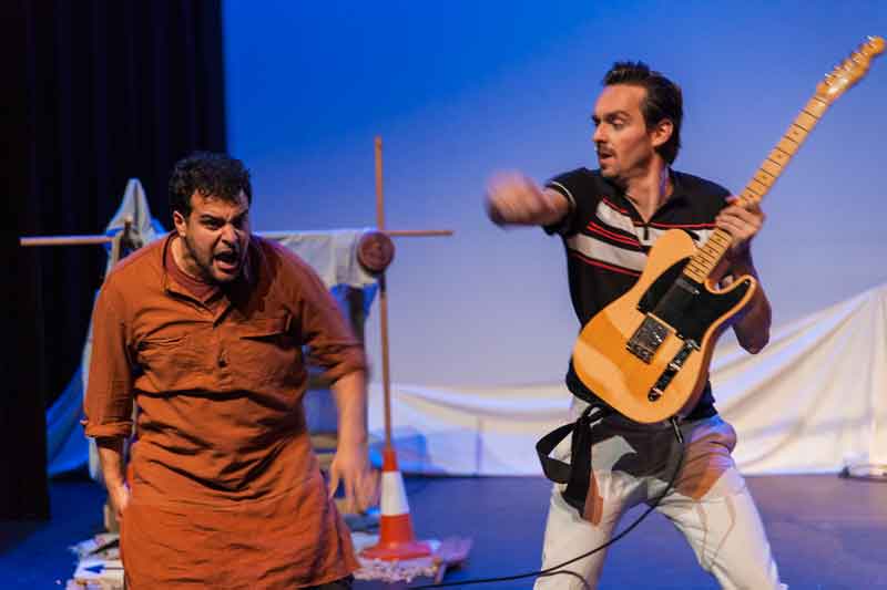 Amro Kasr en Freek den Hartogh met de voorstelling Romeo is op Julia & Layla op Manjun van Witte Raaf. Jeugdtheater geschikt voor cultuureducatie.