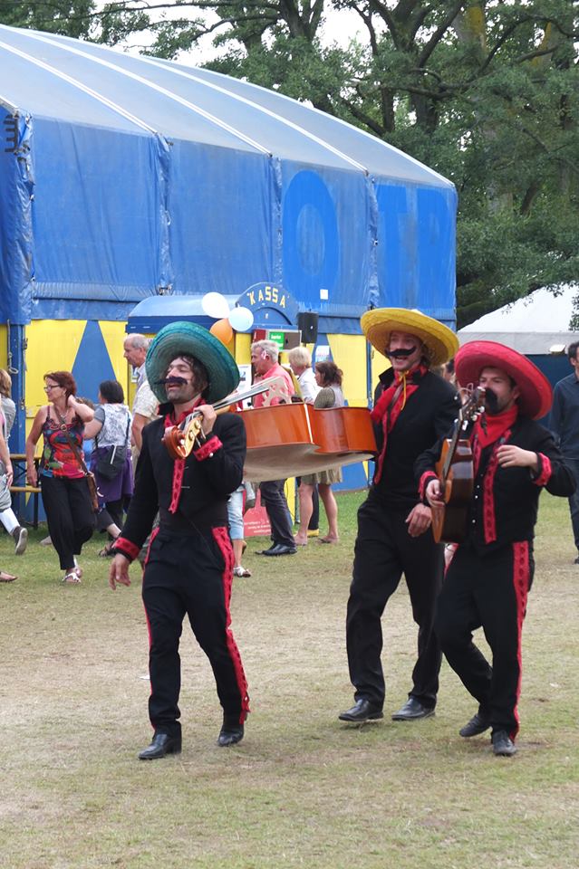 Moustachio op een festival Wie Walvis is met hun muzikale jeugdtheater voorstellingen zeer geschikt voor festivals